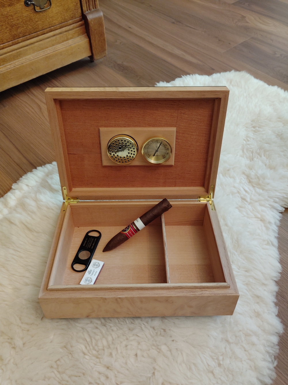 Cigar Humidor with Built-In Hygrometer
